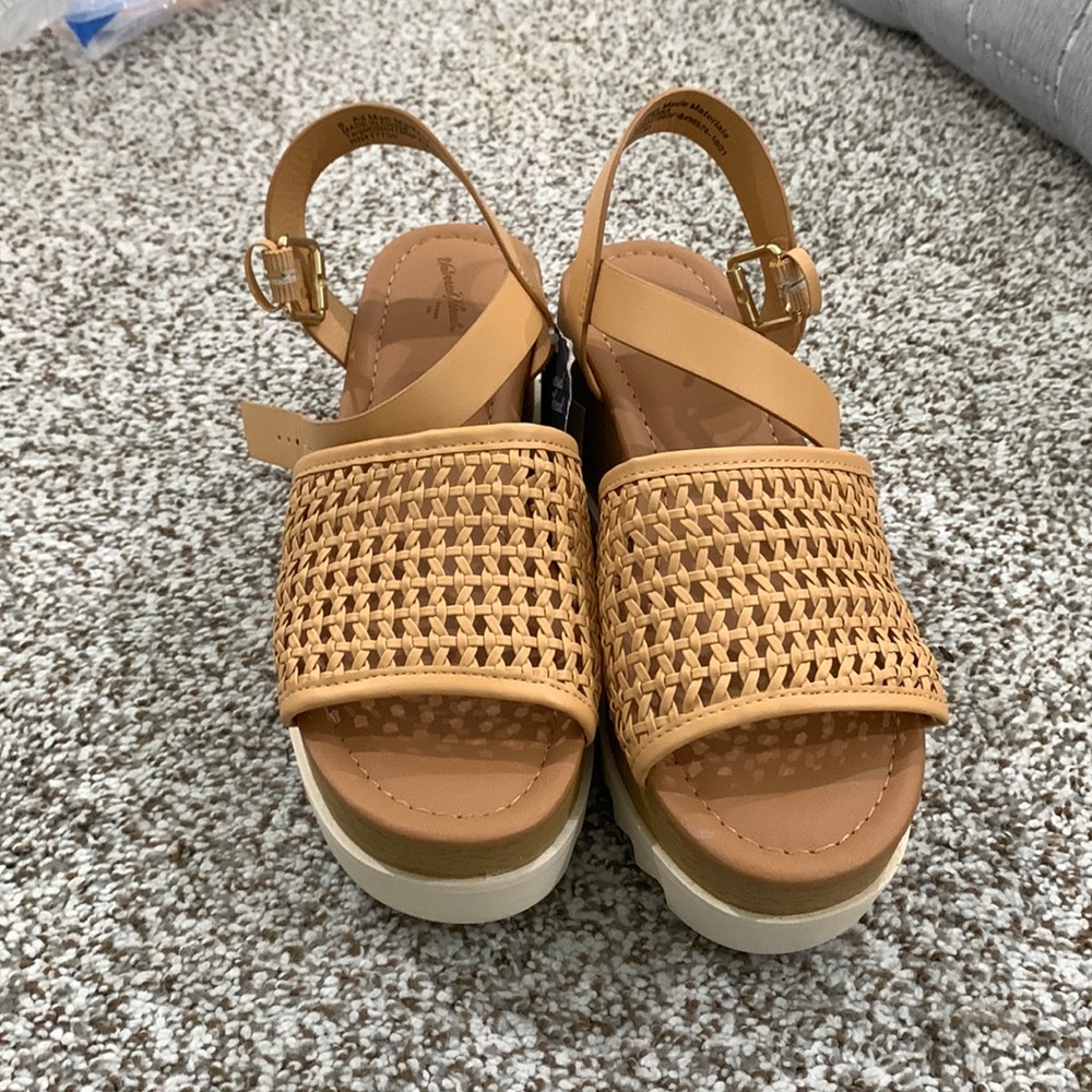 NWT womens sandals size 8